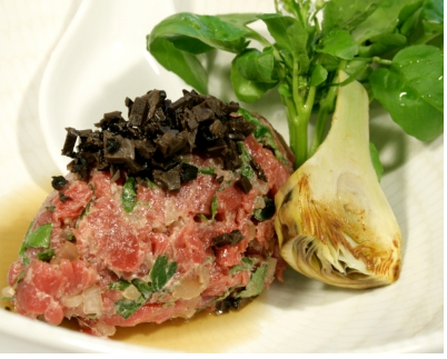 TARTARE DE BŒUF TRUFFÉ, CONSOMMÉ CHAUD À LA POMME DE TERRE BRÛLÉE