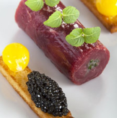 « L’AQUITAINE » EN CARPACCIO DE BŒUF ET GRAINS DE CAVIAR PRIMEUR