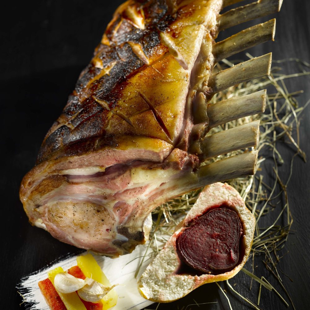 CARRÉ DE VEAU FERMIER BRAISÉ AU FOIN BETTERAVE ROUGE EN CROÛTE DE SEL ET LÉGUMES GLACÉS