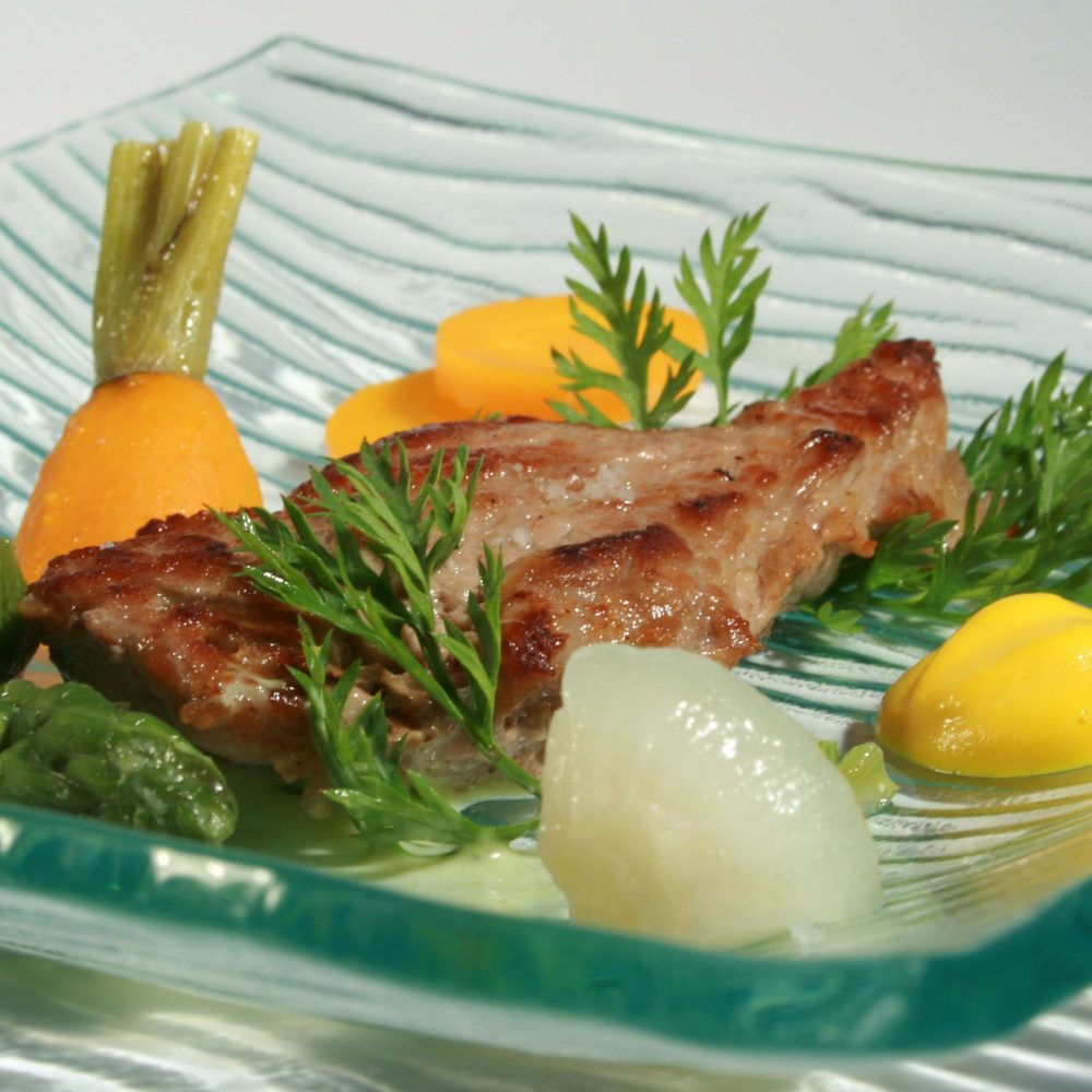 PICCATAS DE VEAU AU SAUTERNES, CAROTTES, OIGNONS ET ASPERGES CARAMÉLISÉES