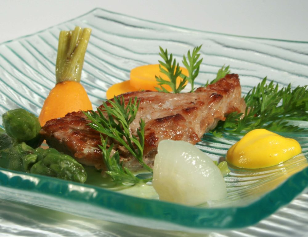 PICCATAS DE VEAU AU SAUTERNES, CAROTTES, OIGNONS ET ASPERGES CARAMÉLISÉES