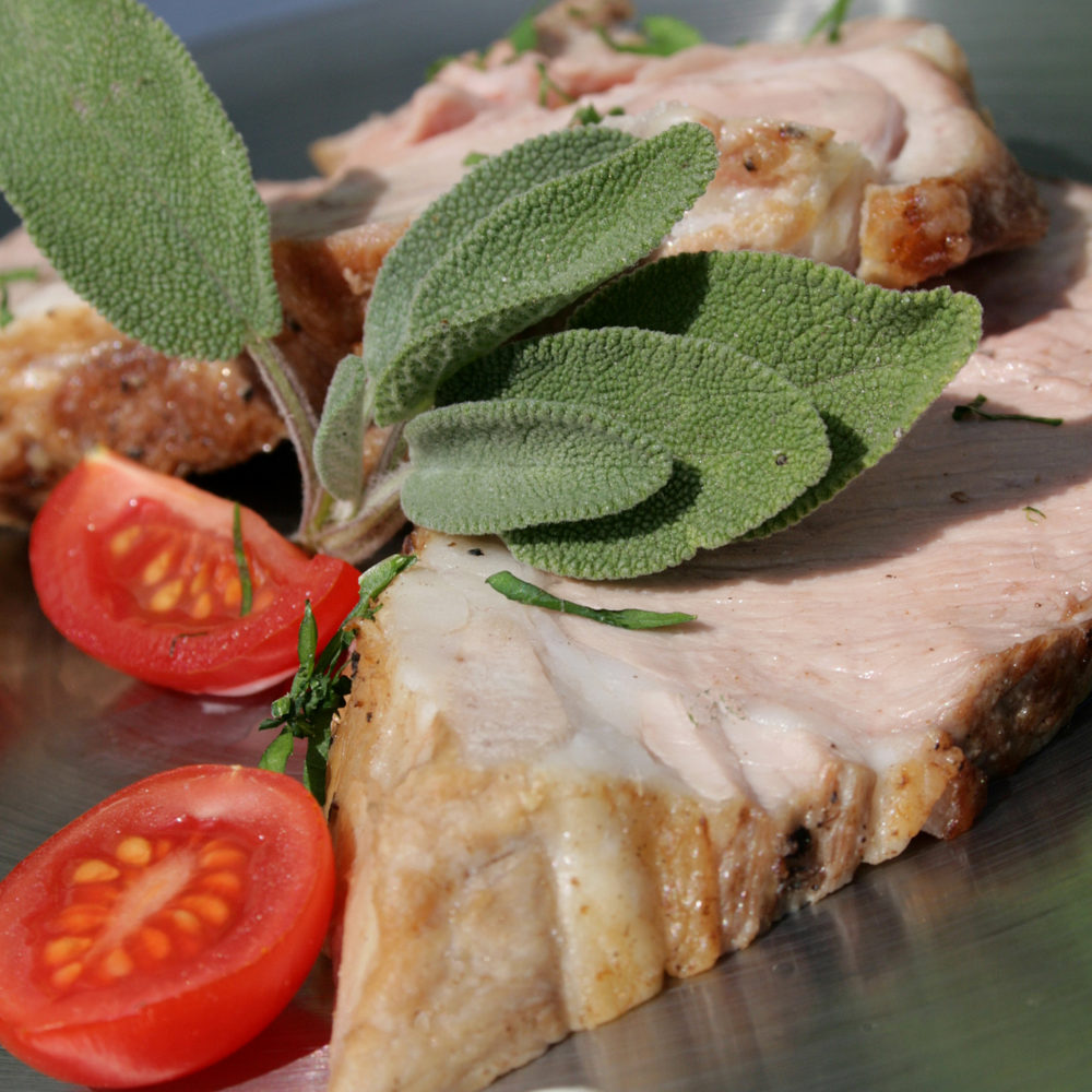 ÉPAULE D&rsquo;AGNEAU CONFITE A LA CRÈME DE SAUGE